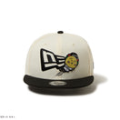 キッズ | Youth 9FIFTY コジコジ COJI-COJI フラッグロゴ クロームホワイト ブラックバイザー | NEW ERA ニューエラ公式オンラインストア