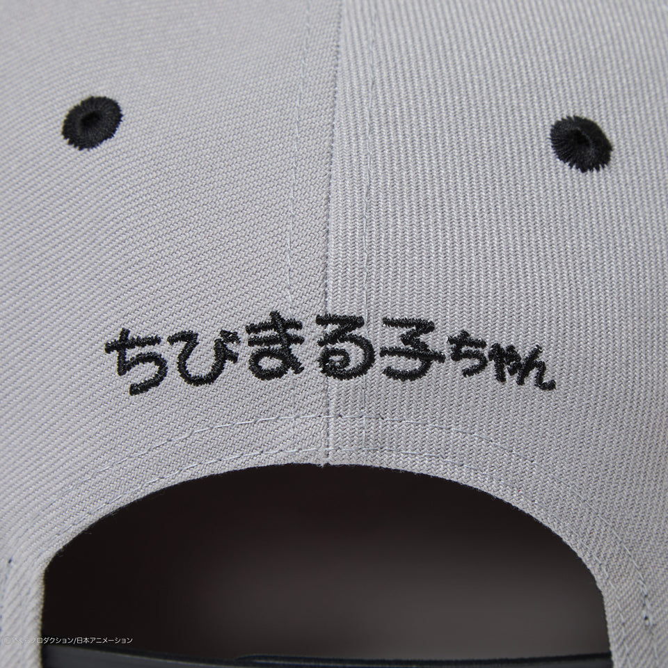 9FIFTY ちびまる子ちゃん ボックスロゴ まる子 グレー ブラックバイザー | NEW ERA ニューエラ公式オンラインストア