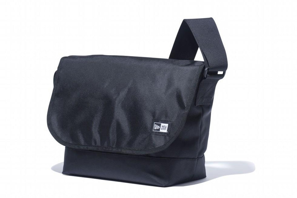 ショルダーバッグ 9L プリントロゴ ブラック × ホワイト