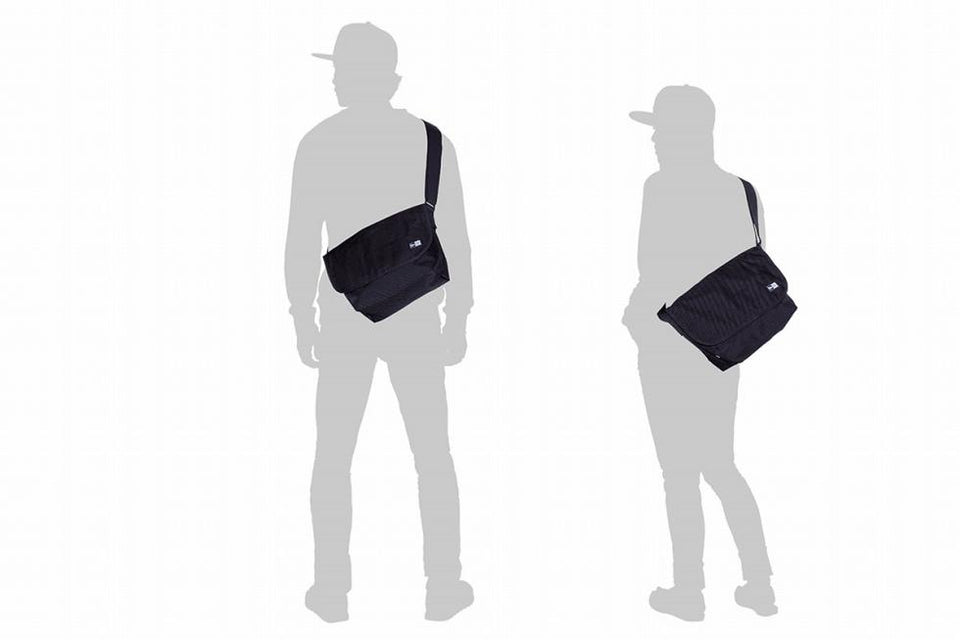 ショルダーバッグ 9L プリントロゴ ブラック × ホワイト