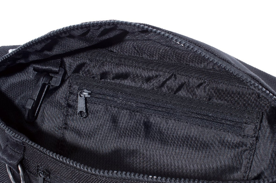 ウエストバッグ 2L プリントロゴ ブラック × ホワイト