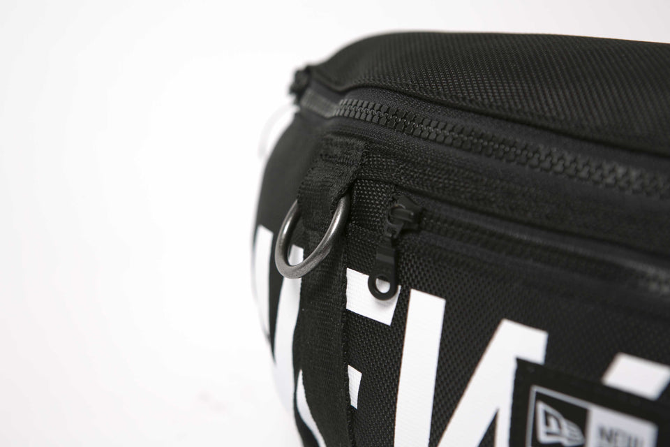 ウエストバッグ 2L プリントロゴ ブラック × ホワイト