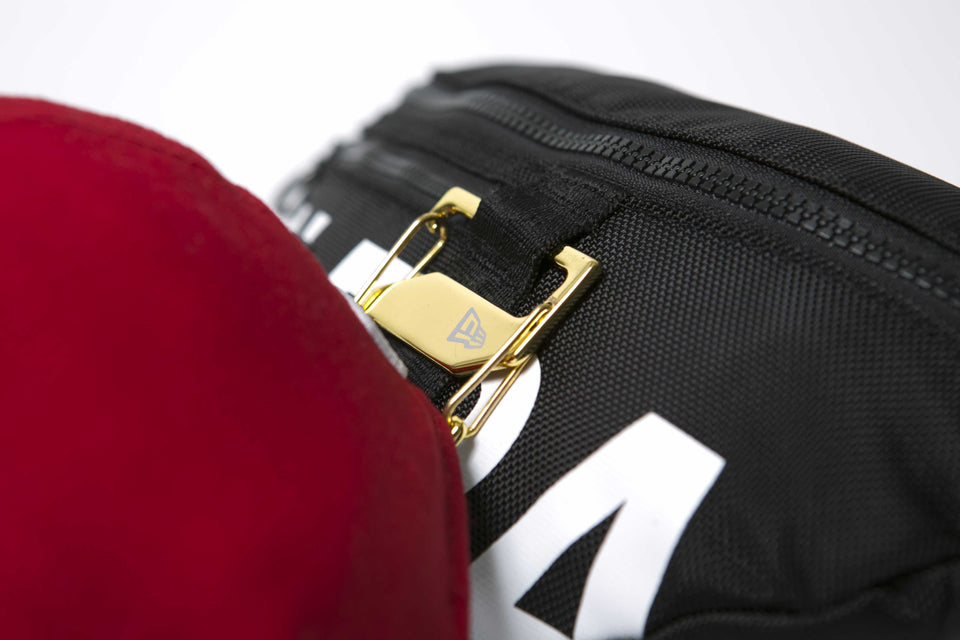 ウエストバッグ 2L プリントロゴ ブラック × ホワイト