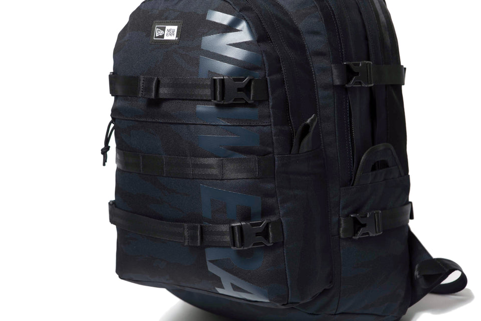 キャリアパック 35L プリントロゴ タイガーストライプカモネイビー × ネイビー