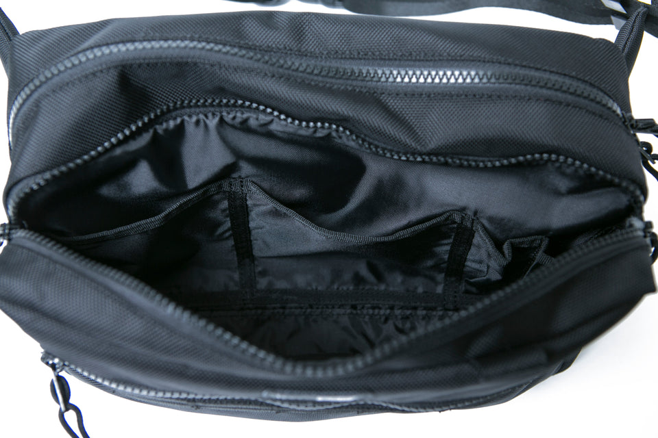 スクエア ウエストバッグ 7L プリントロゴ ブラック × ホワイト