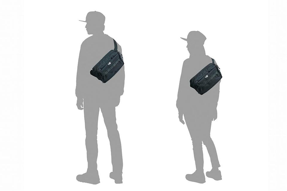 スクエア ウエストバッグ 7L プリントロゴ ブラック × ホワイト