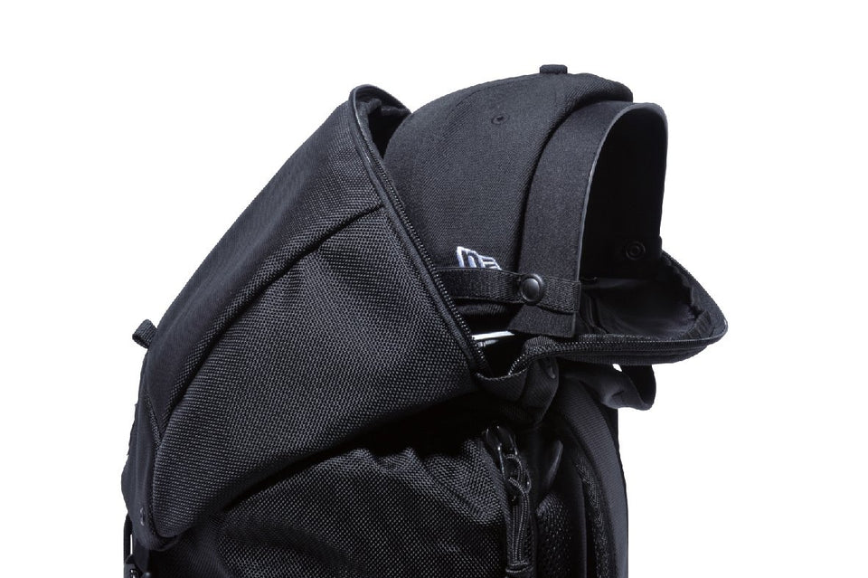 ラックサック 28L プリントロゴ ブラック × リフレクトシルバー