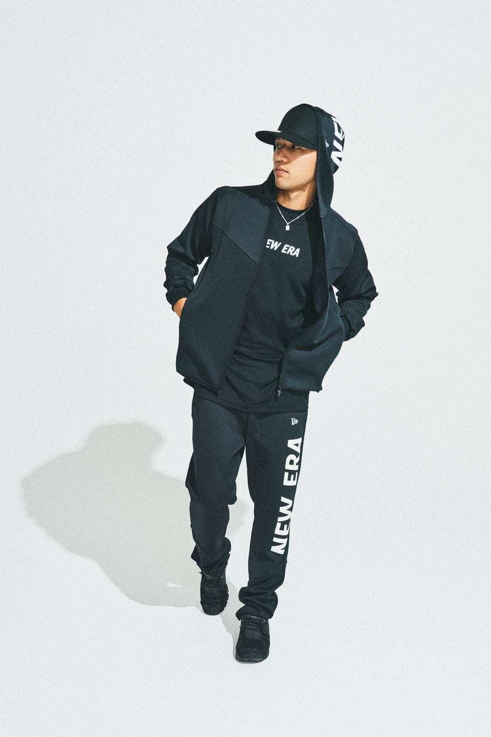 ウォームアップジャケット フードロゴ ブラック × ホワイト 【 Performance Apparel 】