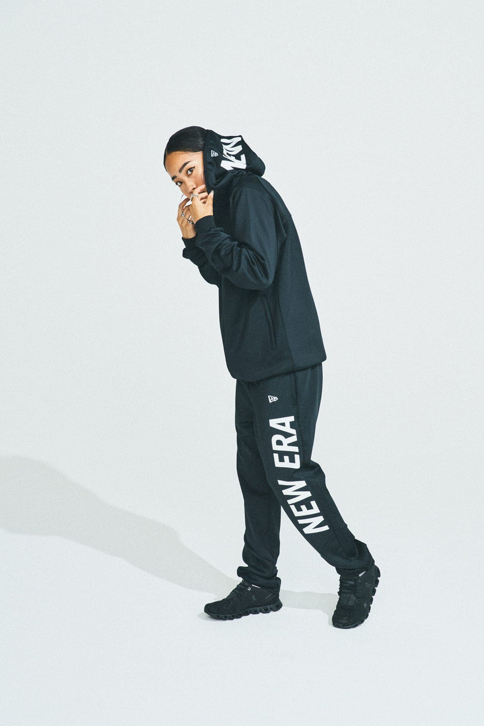 ウォームアップジャケット フードロゴ ブラック × ホワイト 【 Performance Apparel 】