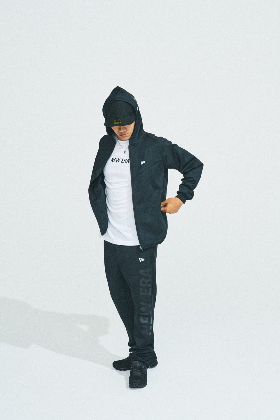 ウォームアップジャケット フードロゴ ブラック × ブラック 【 Performance Apparel 】