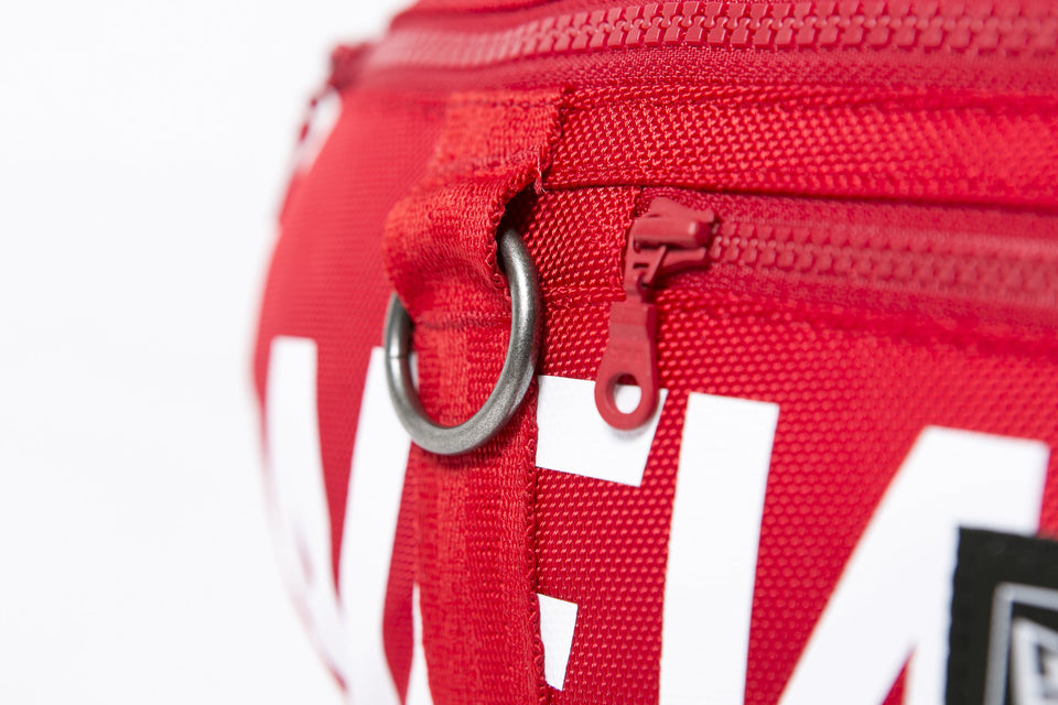 ウエストバッグ 2L プリントロゴ レッド × ホワイト