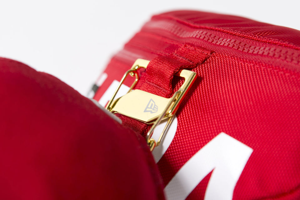 ウエストバッグ 2L プリントロゴ レッド × ホワイト