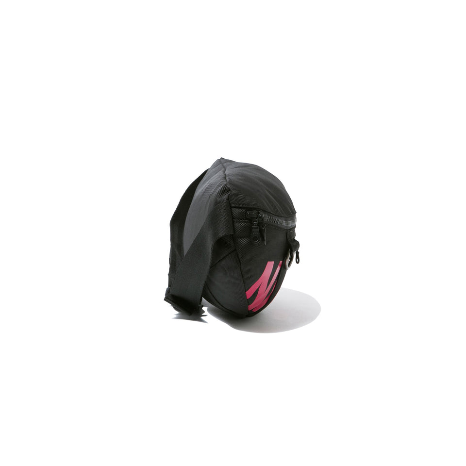 ウエストバッグ 2L プリントロゴ ブラック × ピンク