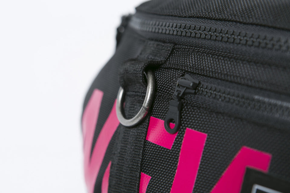 ウエストバッグ 2L プリントロゴ ブラック × ピンク