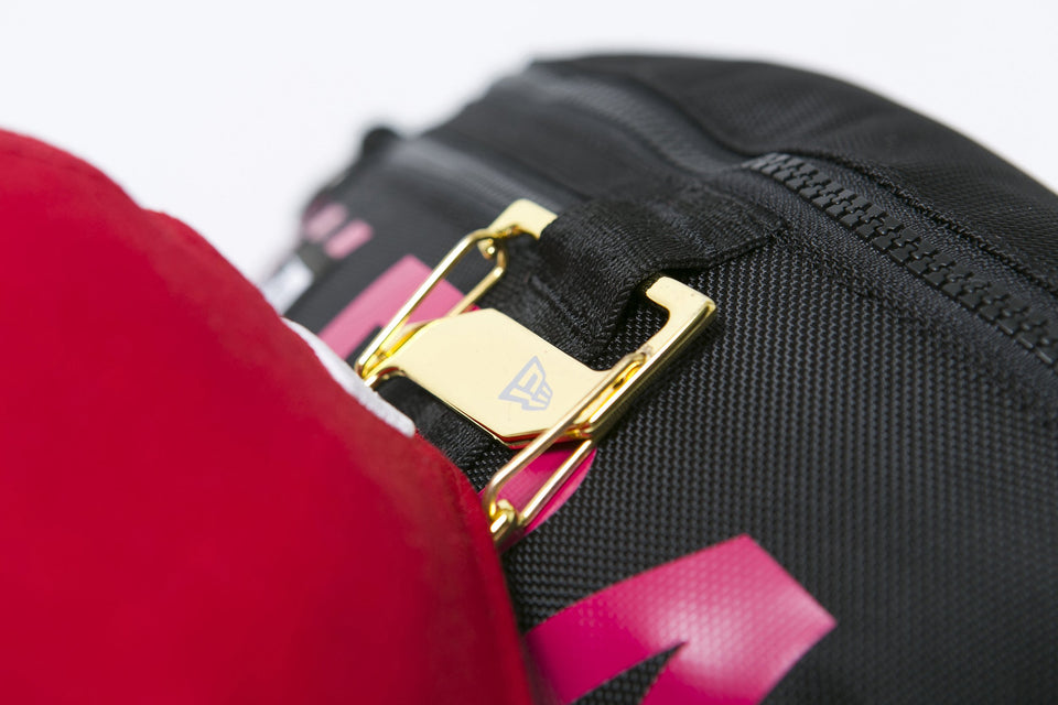 ウエストバッグ 2L プリントロゴ ブラック × ピンク