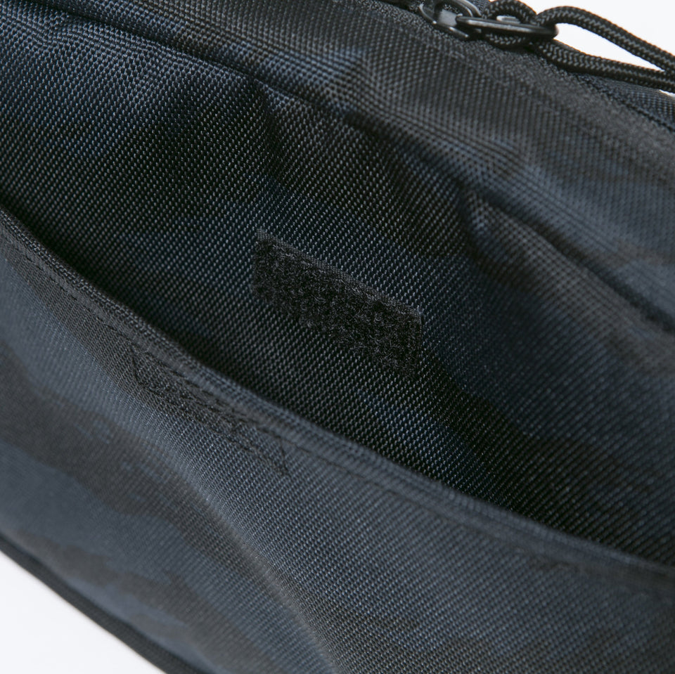 ショルダーポーチ ラージ 2L プリントロゴ タイガーストライプカモネイビー/ブラック × ホワイト