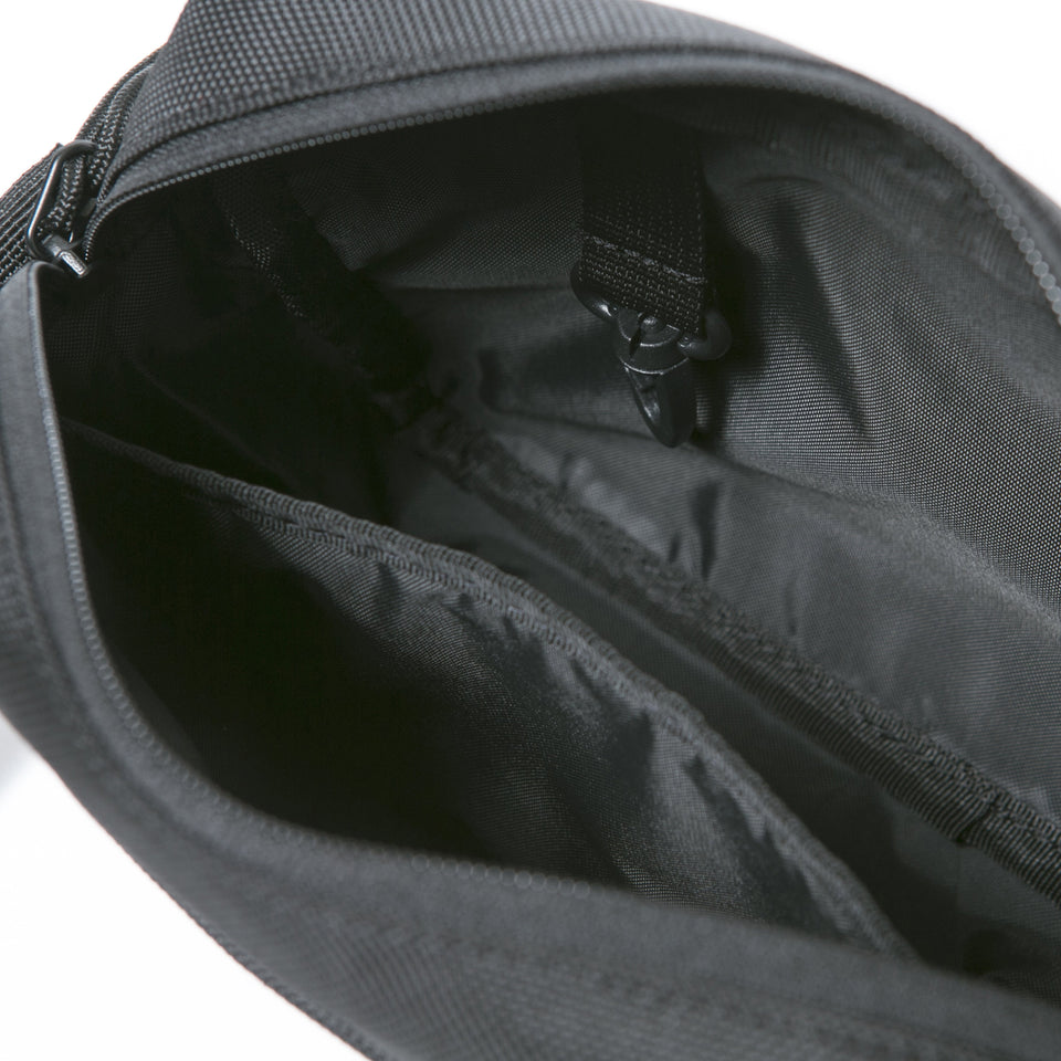 ショルダーポーチ ラージ 2L プリントロゴ グラファイト × ホワイト