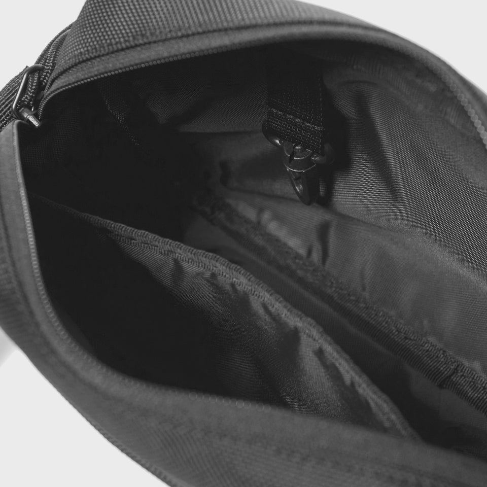 ショルダーポーチ ラージ 2L プリントロゴ グラファイト × ホワイト