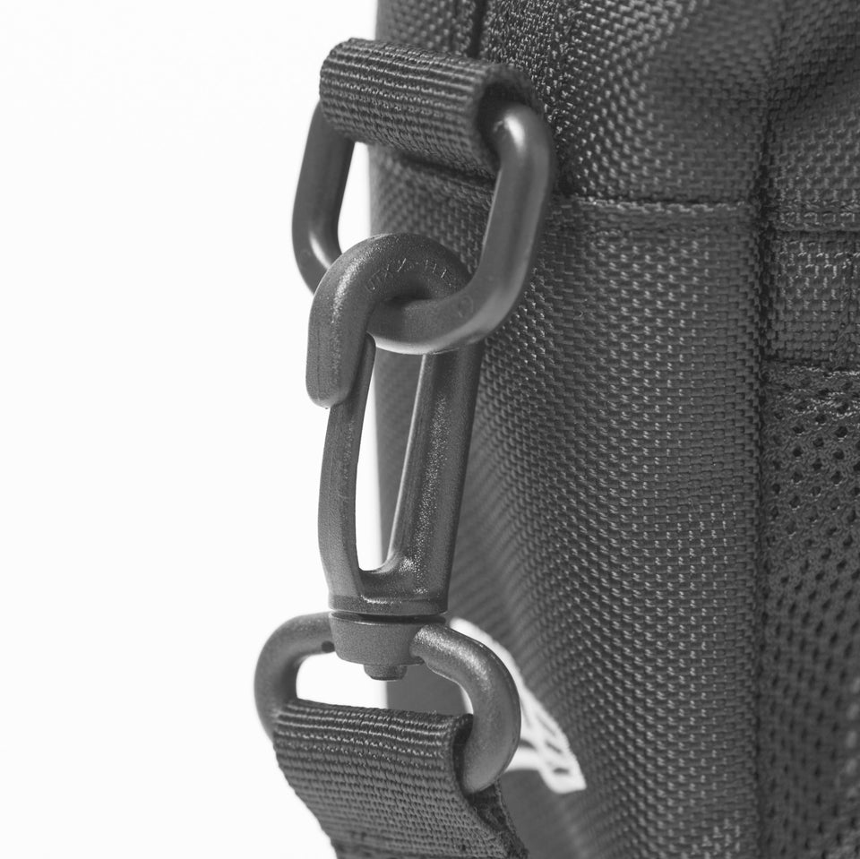 ショルダーポーチ ラージ 2L プリントロゴ グラファイト × ホワイト