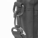 ショルダーポーチ ラージ 2L プリントロゴ グラファイト × ホワイト