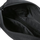 ショルダーポーチ ラージ 2L プリントロゴ ブラック × ホワイト