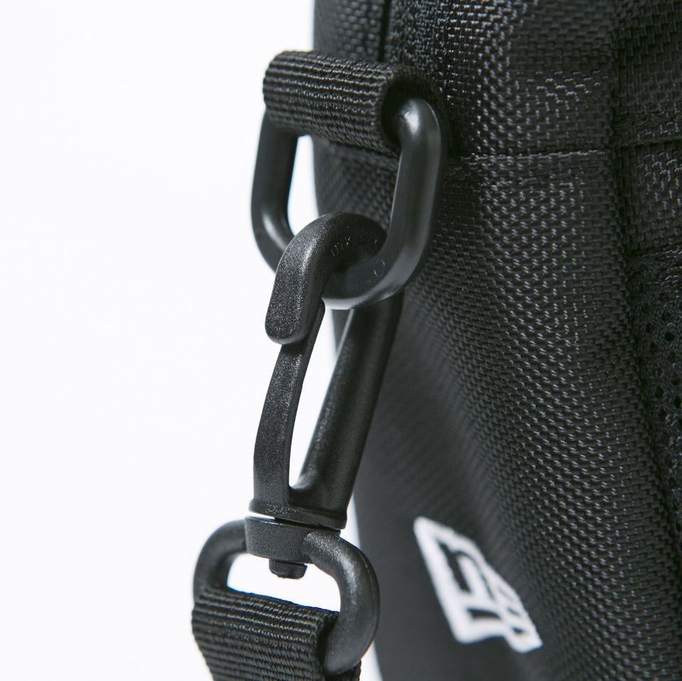 ショルダーポーチ ラージ 2L プリントロゴ ブラック × ホワイト