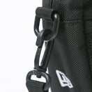 ショルダーポーチ ラージ 2L プリントロゴ ブラック × ホワイト