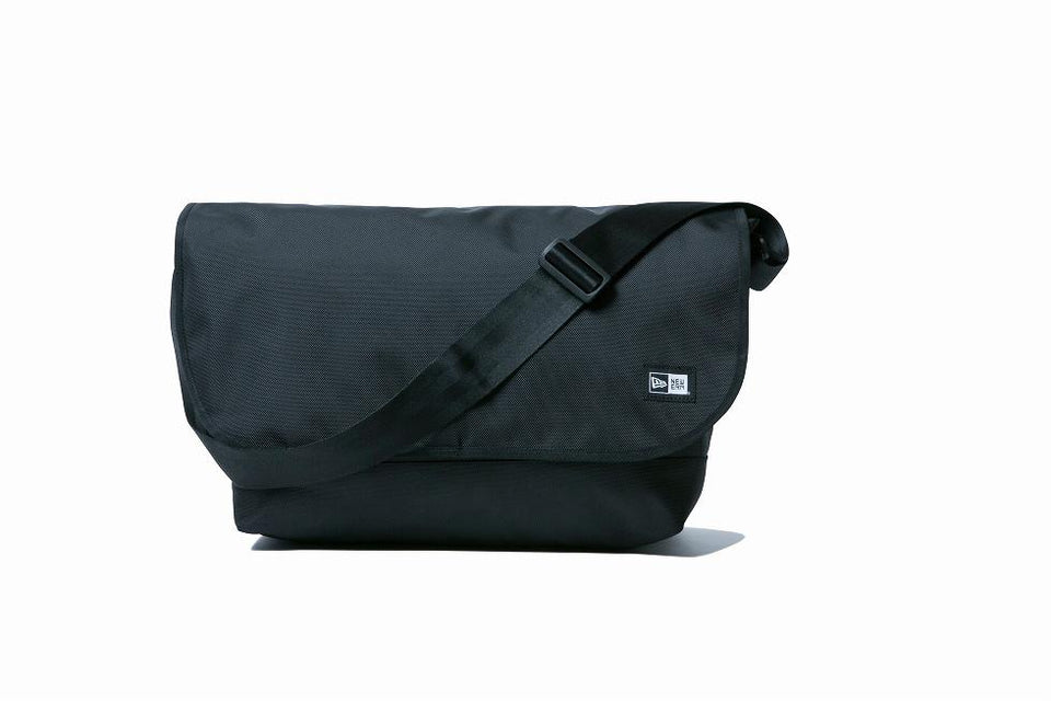 ショルダーバッグ ラージ 20L プリントロゴ ブラック × ホワイト