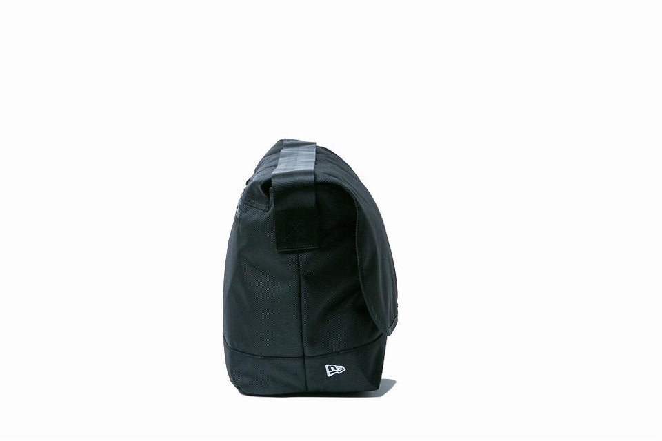 ショルダーバッグ ラージ 20L プリントロゴ ブラック × ホワイト