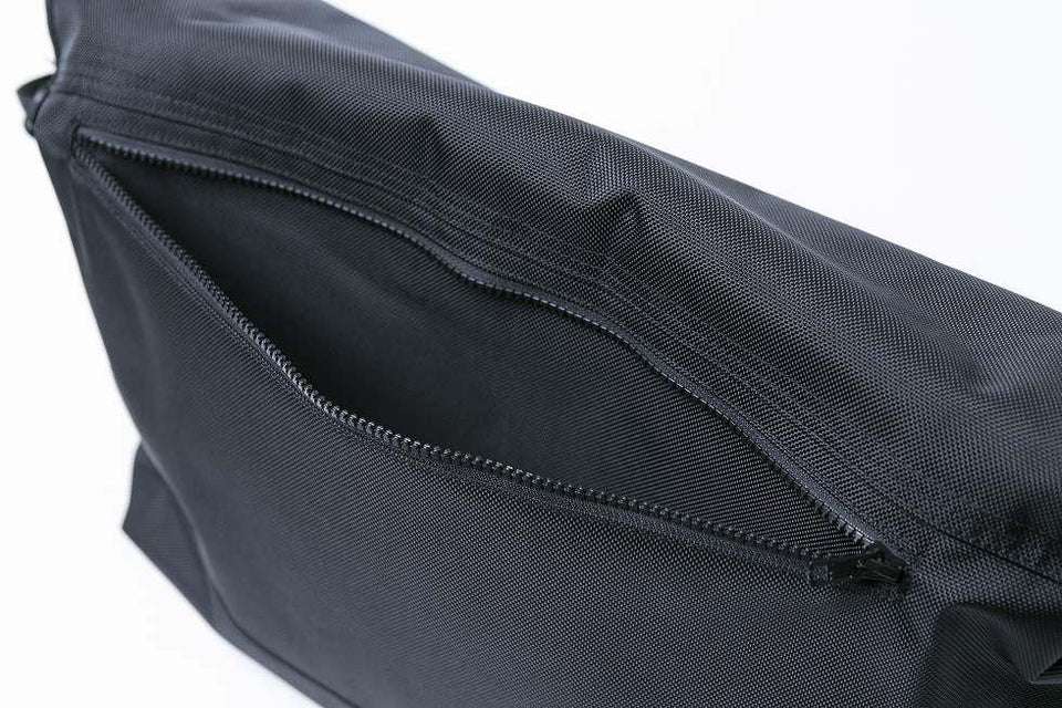 ショルダーバッグ ラージ 20L プリントロゴ ブラック × ホワイト