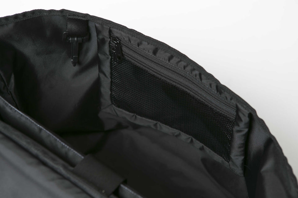 ショルダーバッグ ラージ 20L プリントロゴ ブラック × ホワイト