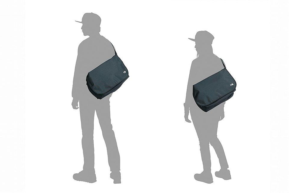ショルダーバッグ ラージ 20L プリントロゴ ブラック × ホワイト