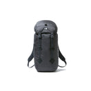 ラックサック 35L プリントロゴ グラファイト × ホワイト