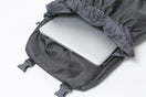 ラックサック 35L プリントロゴ グラファイト × ホワイト