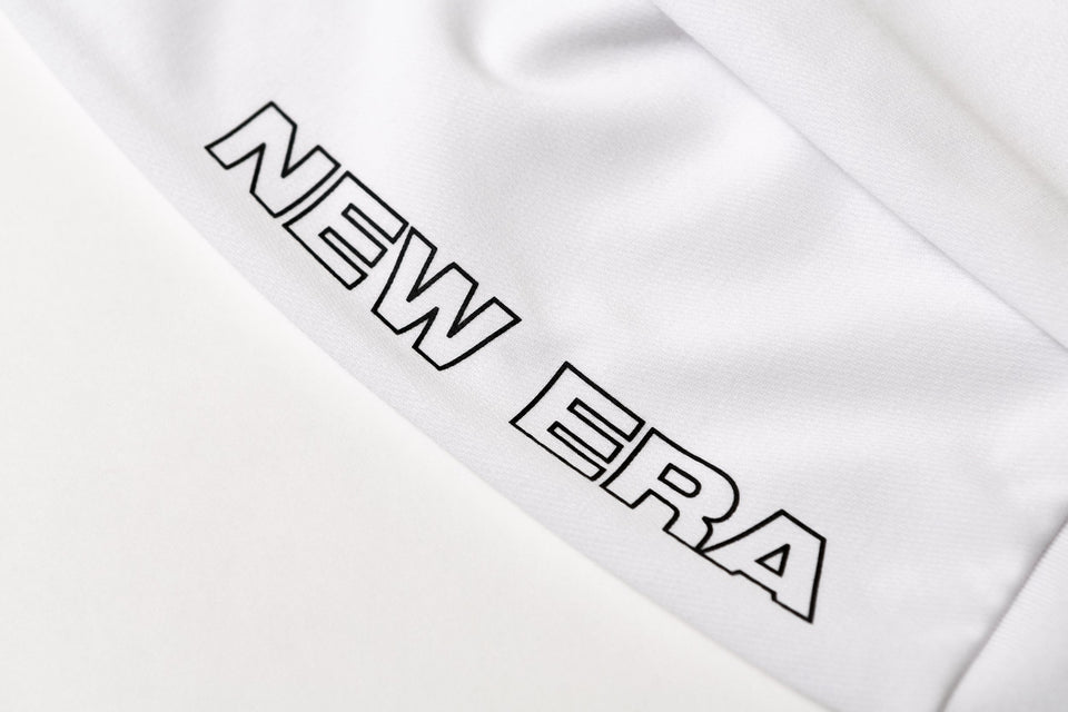 長袖 パフォーマンス Tシャツ アウトラインフラッグ & ワードマークスリーブ ホワイト 【NEW ERA WORKOUT】