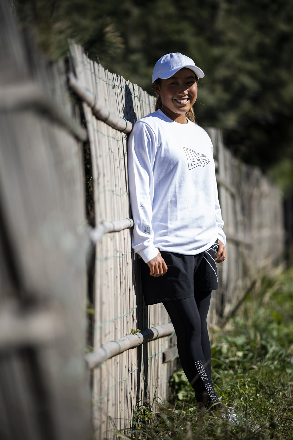 長袖 パフォーマンス Tシャツ アウトラインフラッグ & ワードマークスリーブ ホワイト 【NEW ERA WORKOUT】