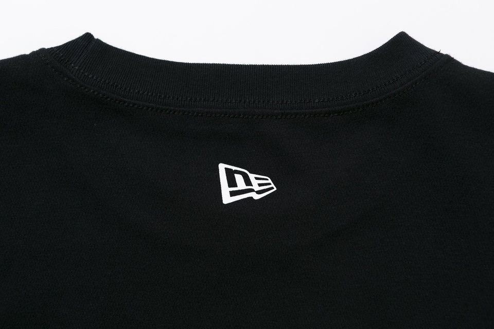 長袖 パフォーマンス Tシャツ アウトラインフラッグ & ワードマークスリーブ ブラック 【NEW ERA WORKOUT】