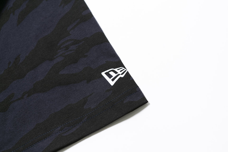 パフォーマンス Tシャツ スクエアニューエラ ロゴ タイガーストライプカモネイビー 【NEW ERA BASKETBALL】