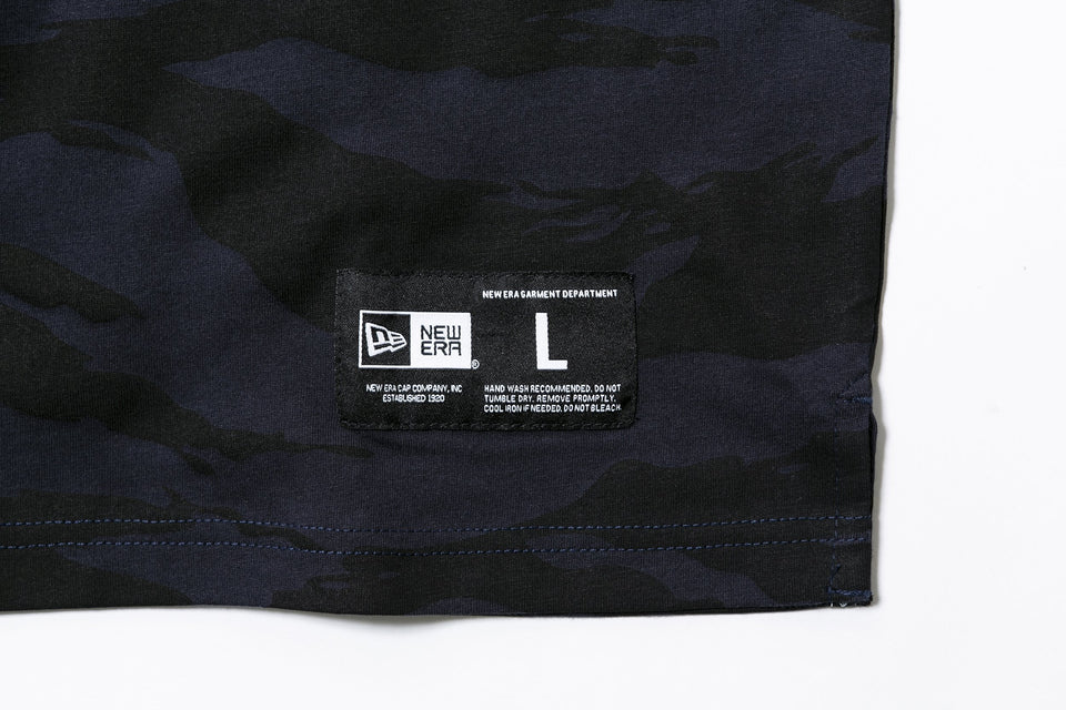 パフォーマンス Tシャツ スクエアニューエラ ロゴ タイガーストライプカモネイビー 【NEW ERA BASKETBALL】