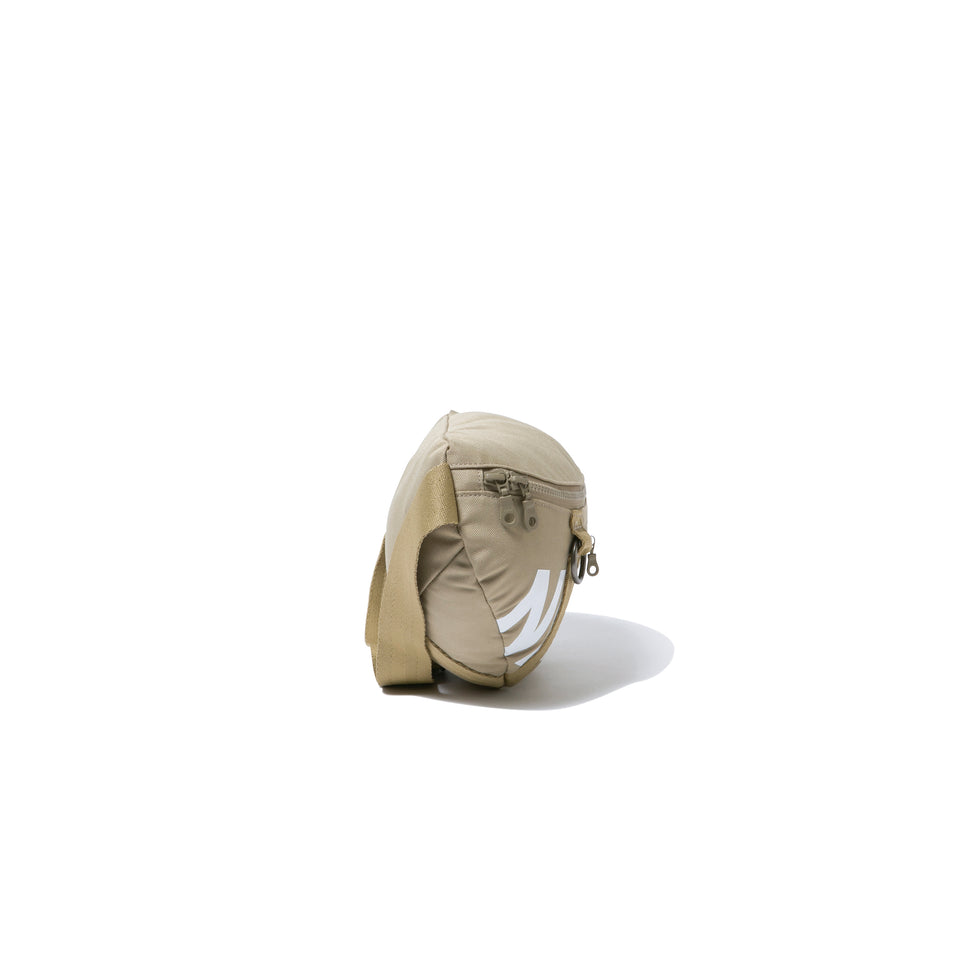 ウエストバッグ 2L プリントロゴ ベージュ　×ホワイト