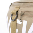 ウエストバッグ 2L プリントロゴ ベージュ　×ホワイト