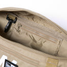 ウエストバッグ 2L プリントロゴ ベージュ　×ホワイト