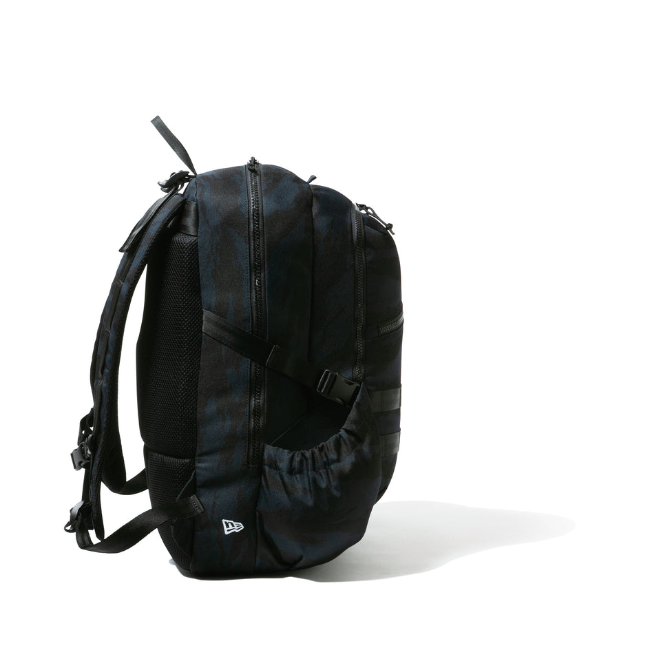 アーバンパック 33L プリントロゴ　タイガーストライプカモネイビー / ブラック