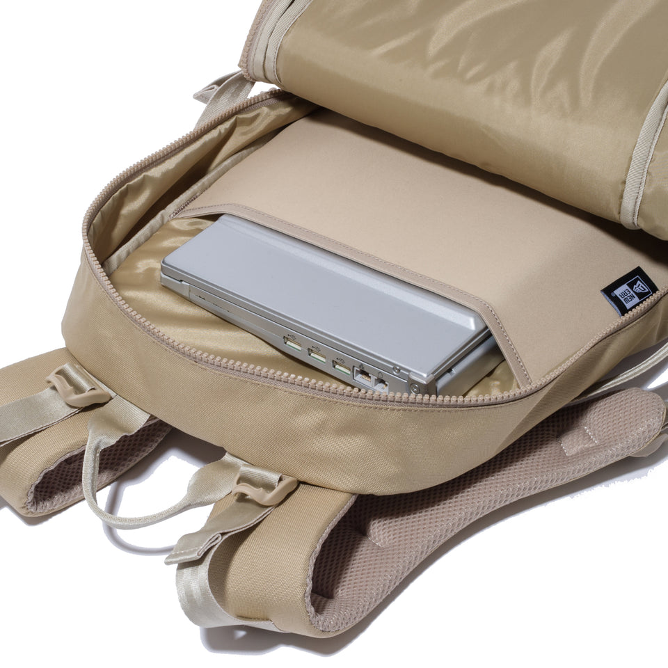 アーバンパック 33L プリントロゴ　ベージュ　×　ホワイト