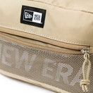 ショルダーポーチ ラージ 2L プリントロゴ ベージュ　×　ホワイト