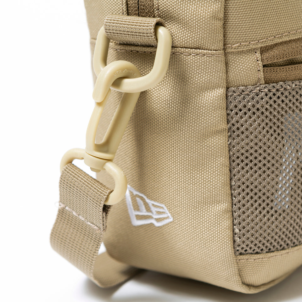 ショルダーポーチ ラージ 2L プリントロゴ ベージュ　×　ホワイト