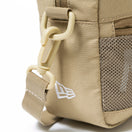 ショルダーポーチ ラージ 2L プリントロゴ ベージュ　×　ホワイト