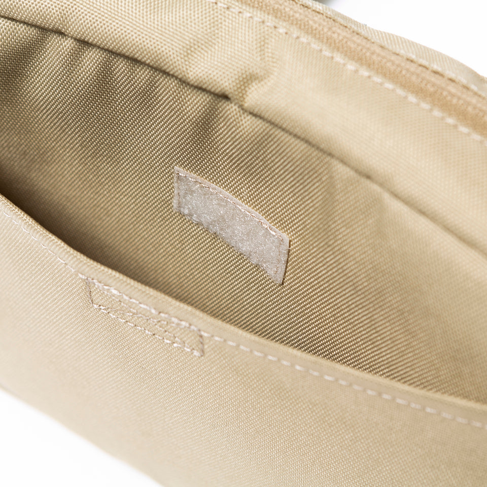 ショルダーポーチ ラージ 2L プリントロゴ ベージュ　×　ホワイト