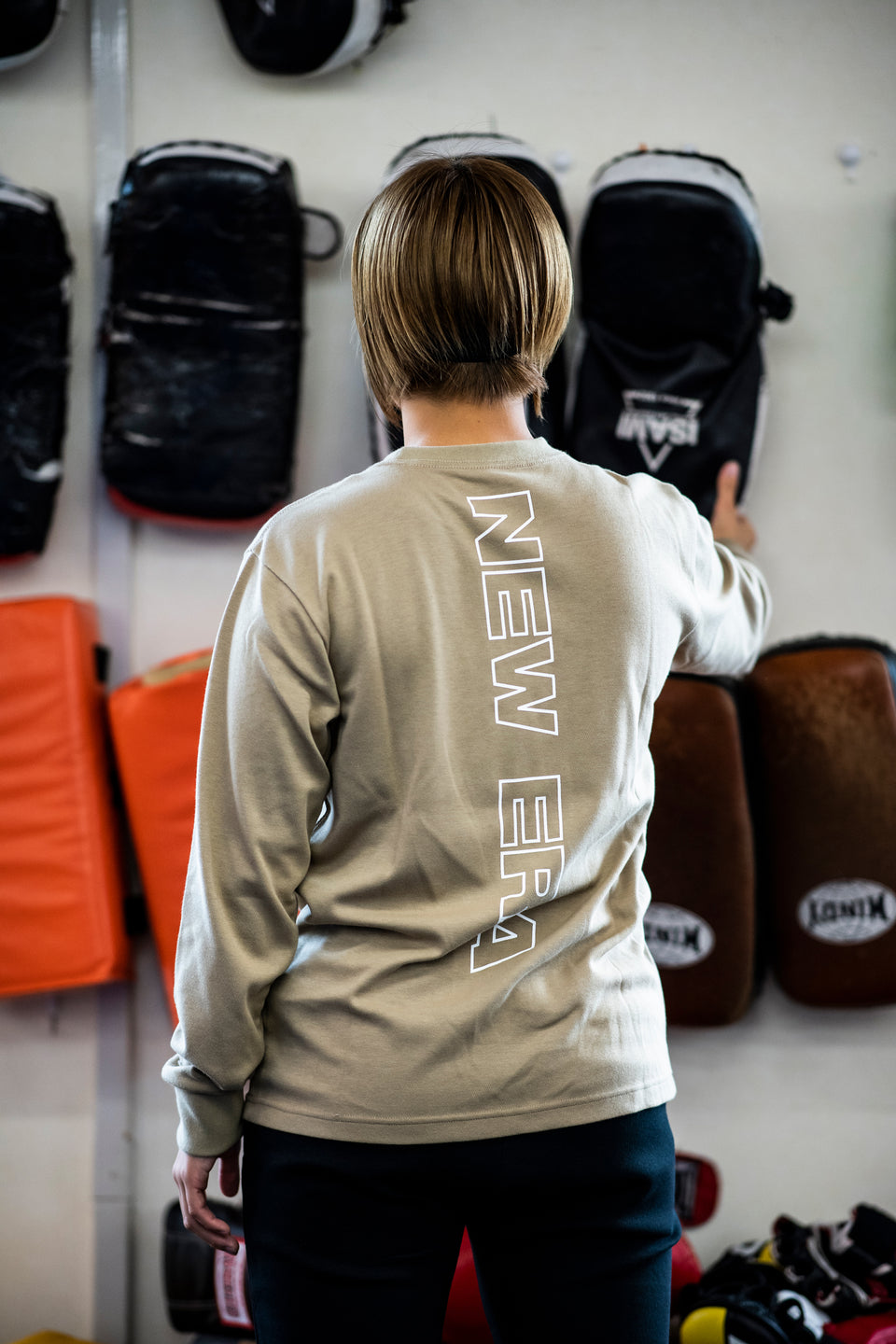 長袖 パフォーマンス Tシャツ リア ニューエラワードマーク カーキ 【NEW ERA WORKOUT】