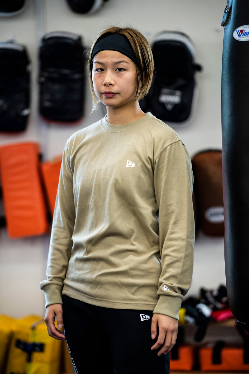 長袖 パフォーマンス Tシャツ リア ニューエラワードマーク カーキ 【NEW ERA WORKOUT】